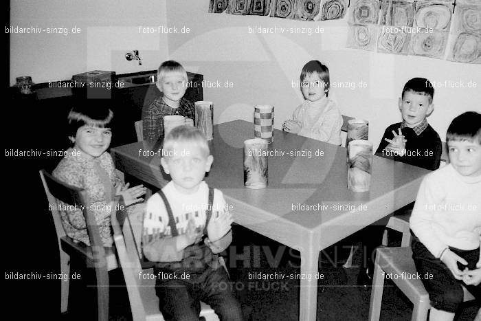 1969 St. Martin Feier im Kath. Kindergarten St. Peter Sinzig: STMRKTKNSTPTSN-009259