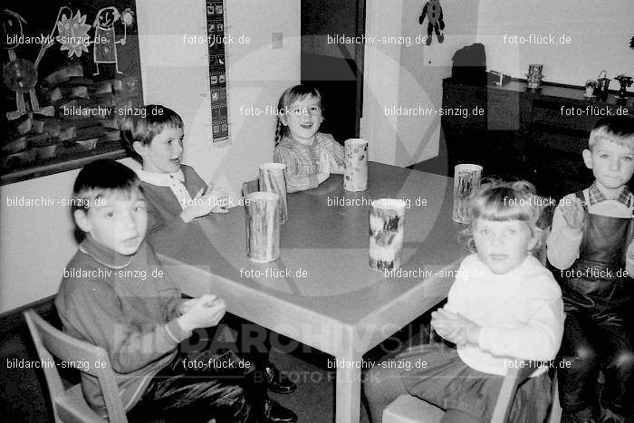 1969 St. Martin Feier im Kath. Kindergarten St. Peter Sinzig: STMRKTKNSTPTSN-009260