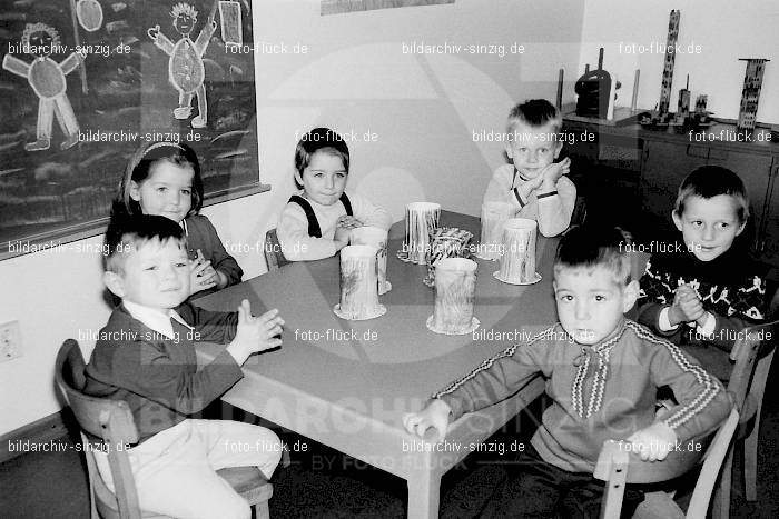 1969 St. Martin Feier im Kath. Kindergarten St. Peter Sinzig: STMRKTKNSTPTSN-009262