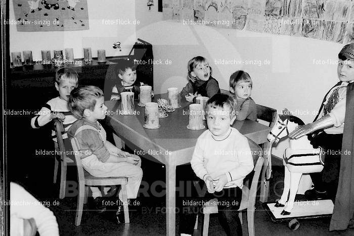 1969 St. Martin Feier im Kath. Kindergarten St. Peter Sinzig: STMRKTKNSTPTSN-009263