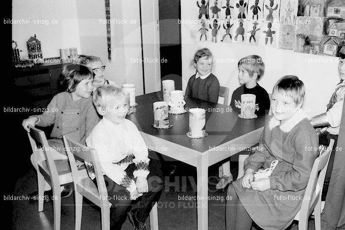 1969 St. Martin Feier im Kath. Kindergarten St. Peter Sinzig: STMRKTKNSTPTSN-009265