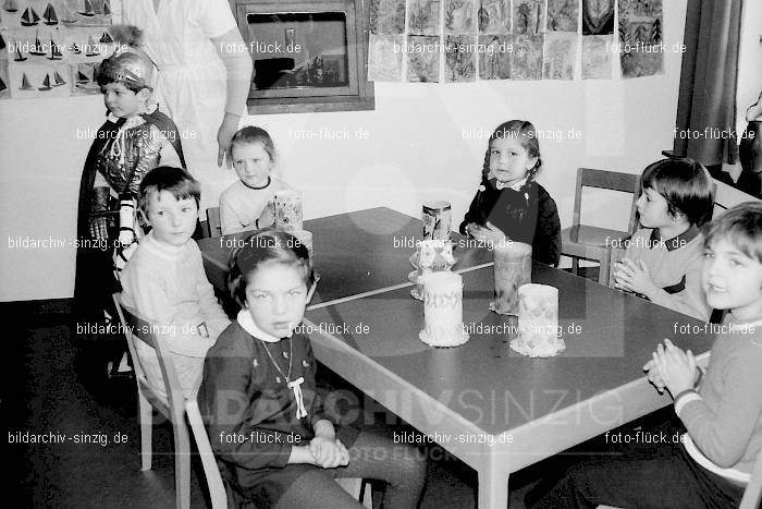 1969 St. Martin Feier im Kath. Kindergarten St. Peter Sinzig: STMRKTKNSTPTSN-009266