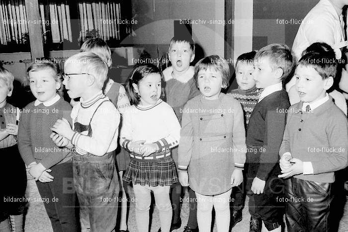 1969 St. Martin Feier im Kath. Kindergarten St. Peter Sinzig: STMRKTKNSTPTSN-009267