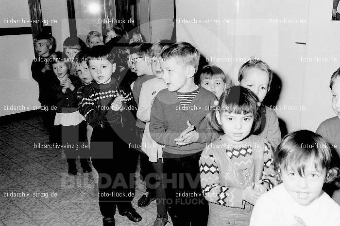 1969 St. Martin Feier im Kath. Kindergarten St. Peter Sinzig: STMRKTKNSTPTSN-009268