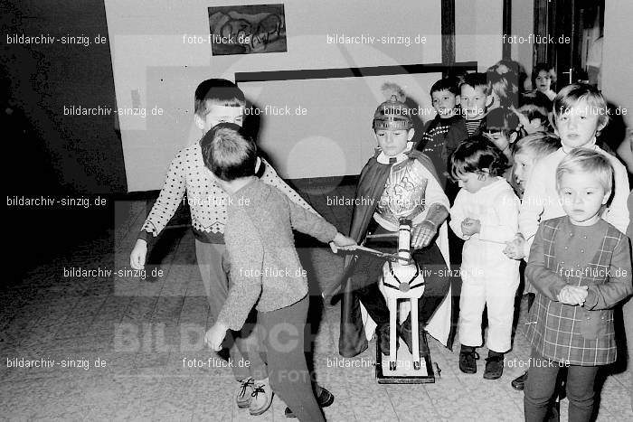 1969 St. Martin Feier im Kath. Kindergarten St. Peter Sinzig: STMRKTKNSTPTSN-009269