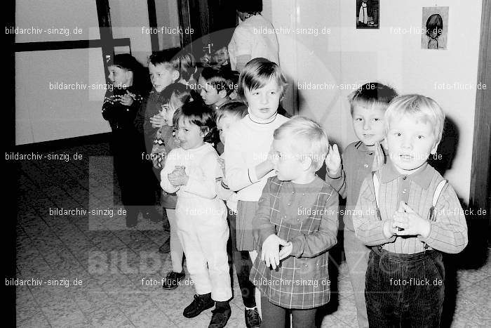 1969 St. Martin Feier im Kath. Kindergarten St. Peter Sinzig: STMRKTKNSTPTSN-009270