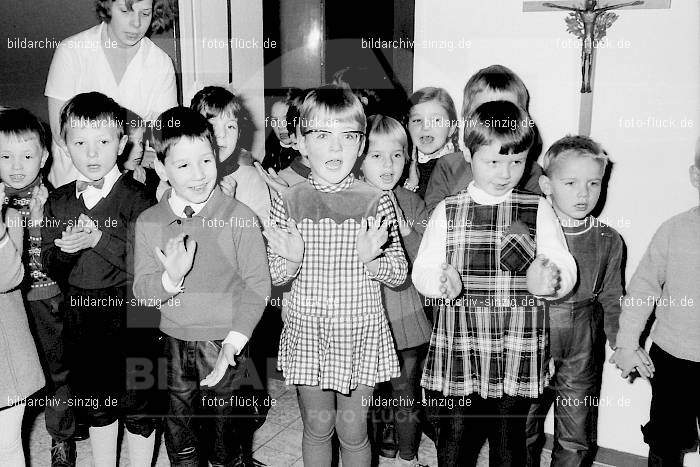 1969 St. Martin Feier im Kath. Kindergarten St. Peter Sinzig: STMRKTKNSTPTSN-009271