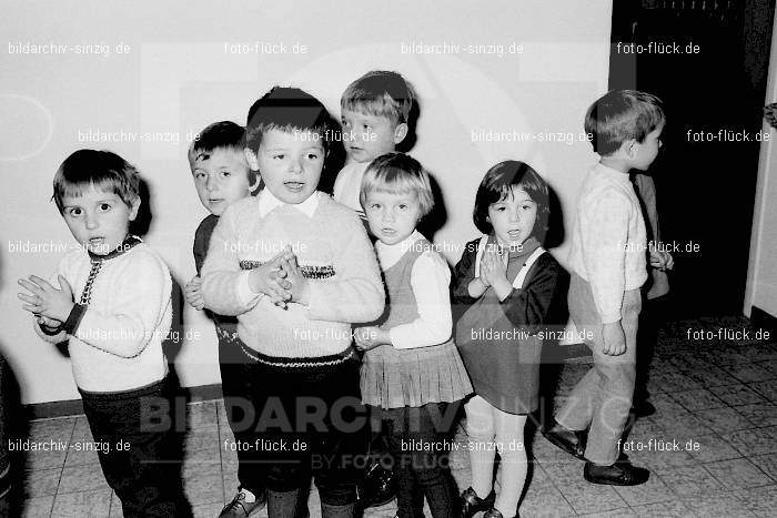 1969 St. Martin Feier im Kath. Kindergarten St. Peter Sinzig: STMRKTKNSTPTSN-009272