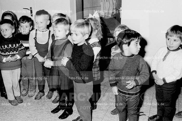 1969 St. Martin Feier im Kath. Kindergarten St. Peter Sinzig: STMRKTKNSTPTSN-009273