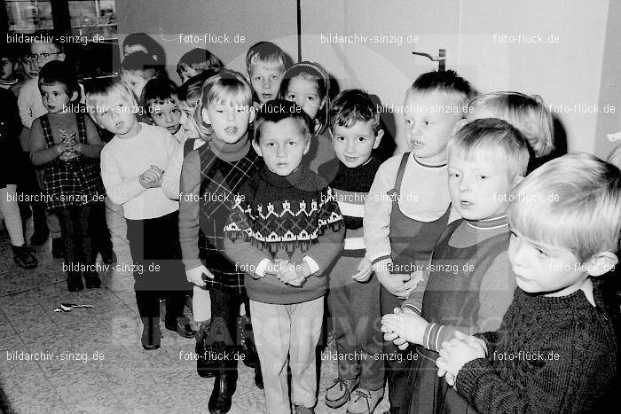 1969 St. Martin Feier im Kath. Kindergarten St. Peter Sinzig: STMRKTKNSTPTSN-009274
