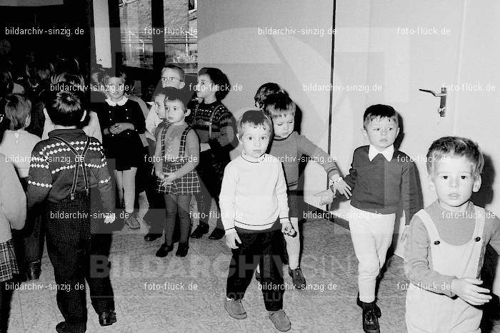 1969 St. Martin Feier im Kath. Kindergarten St. Peter Sinzig: STMRKTKNSTPTSN-009276