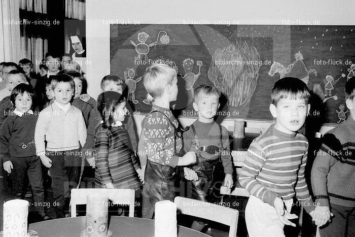 1969 St. Martin Feier im Kath. Kindergarten St. Peter Sinzig: STMRKTKNSTPTSN-009277
