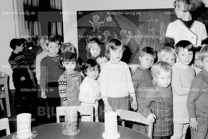 1969 St. Martin Feier im Kath. Kindergarten St. Peter Sinzig: STMRKTKNSTPTSN-009278