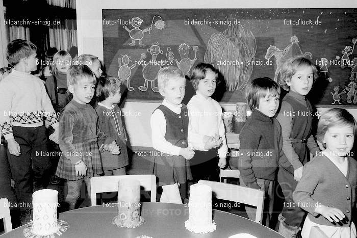 1969 St. Martin Feier im Kath. Kindergarten St. Peter Sinzig: STMRKTKNSTPTSN-009279