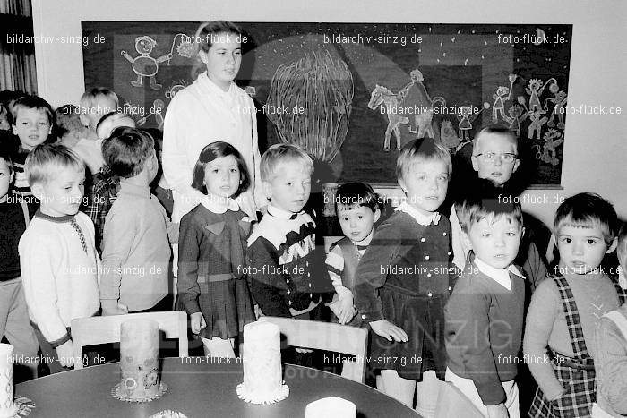 1969 St. Martin Feier im Kath. Kindergarten St. Peter Sinzig: STMRKTKNSTPTSN-009280