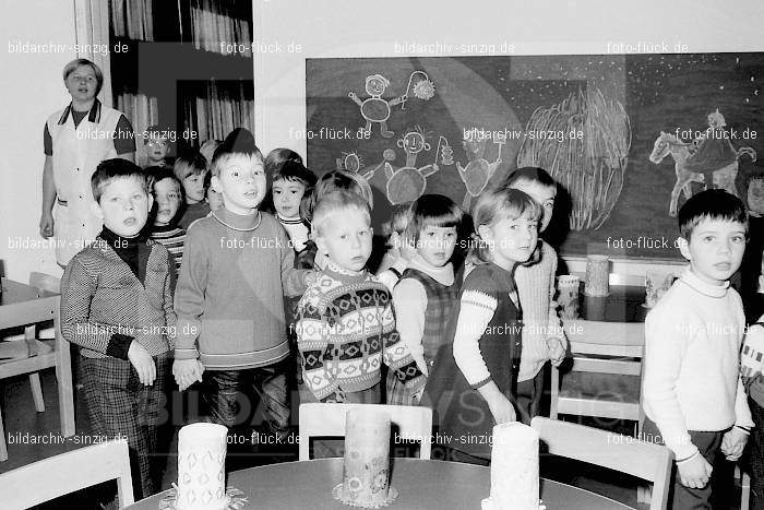 1969 St. Martin Feier im Kath. Kindergarten St. Peter Sinzig: STMRKTKNSTPTSN-009281