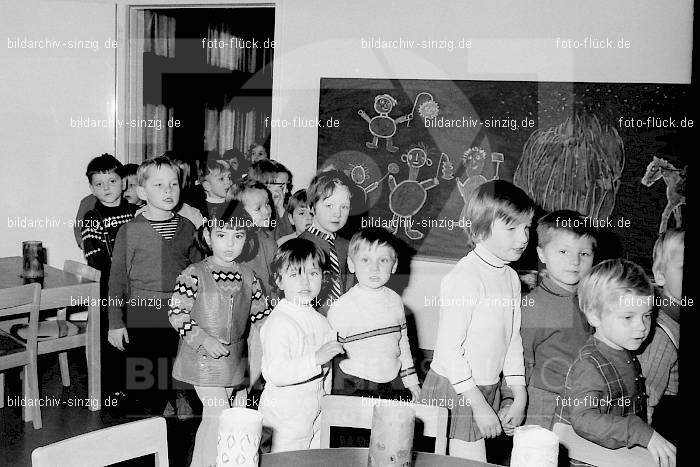 1969 St. Martin Feier im Kath. Kindergarten St. Peter Sinzig: STMRKTKNSTPTSN-009282