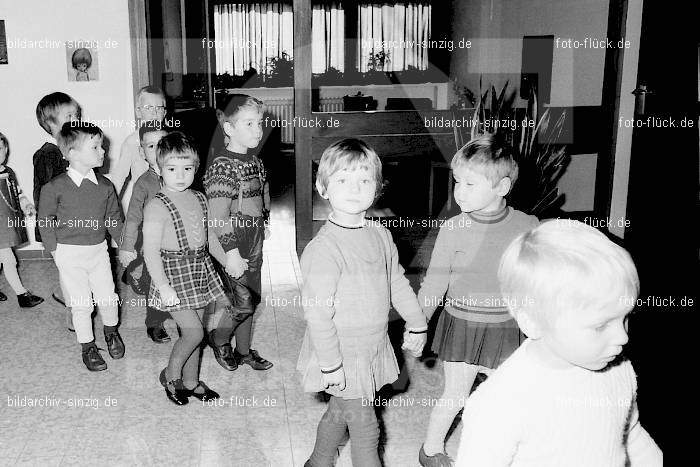 1969 St. Martin Feier im Kath. Kindergarten St. Peter Sinzig: STMRKTKNSTPTSN-009283
