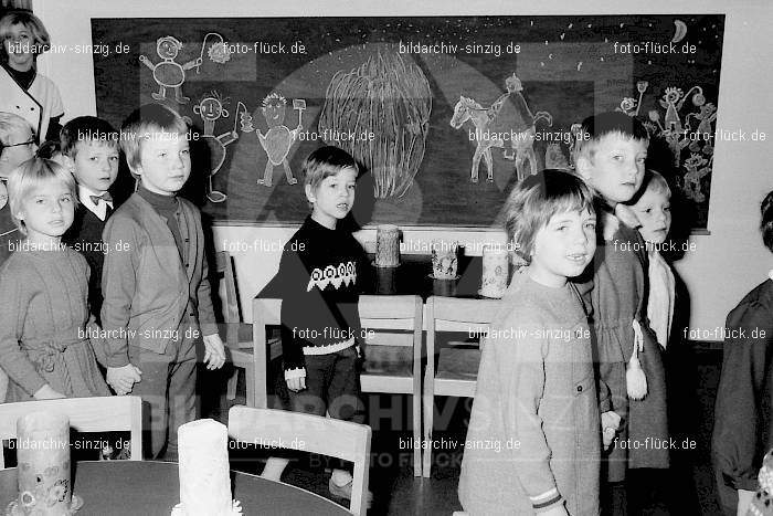 1969 St. Martin Feier im Kath. Kindergarten St. Peter Sinzig: STMRKTKNSTPTSN-009285