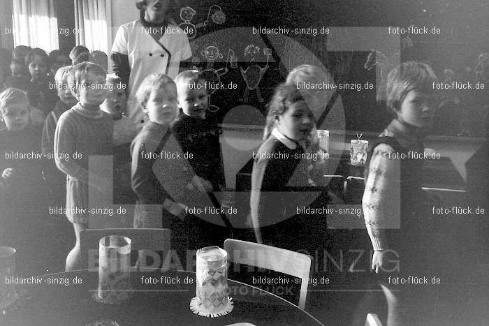1969 St. Martin Feier im Kath. Kindergarten St. Peter Sinzig: STMRKTKNSTPTSN-009286