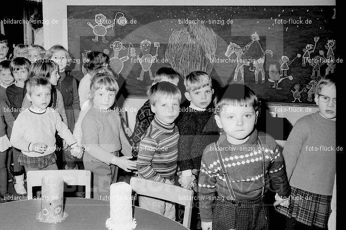 1969 St. Martin Feier im Kath. Kindergarten St. Peter Sinzig: STMRKTKNSTPTSN-009287