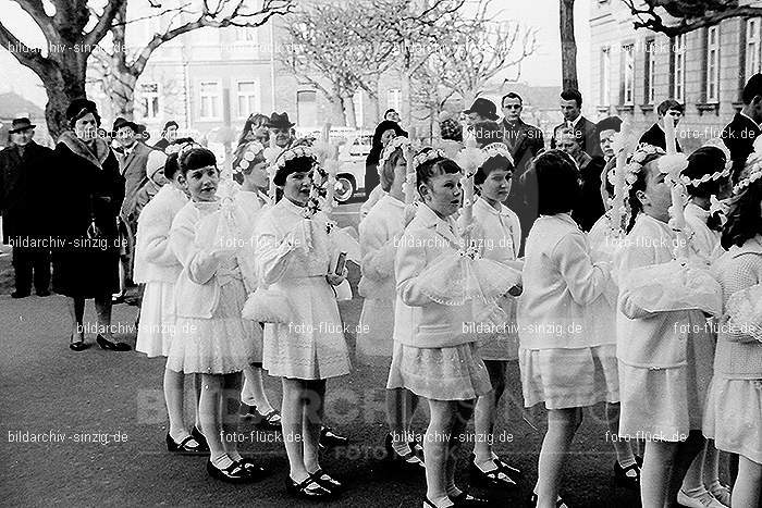 1967 Weißer Sonntag Kommunion in Sinzig St. Peter: WSSNKMSNSTPT-009890