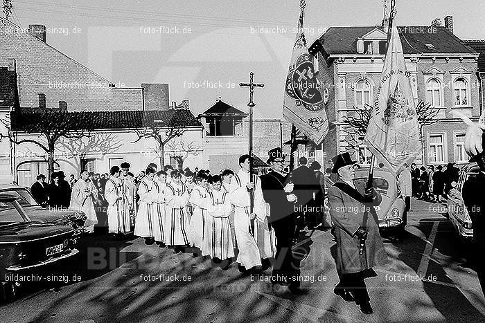 1967 Weißer Sonntag Kommunion in Sinzig St. Peter: WSSNKMSNSTPT-009929