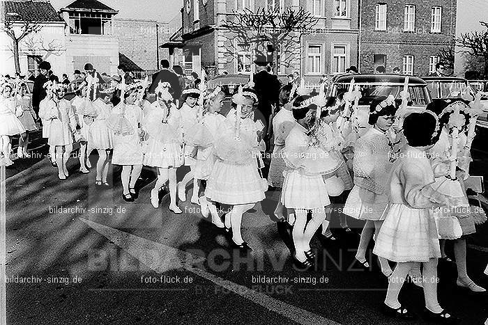 1967 Weißer Sonntag Kommunion in Sinzig St. Peter: WSSNKMSNSTPT-009946