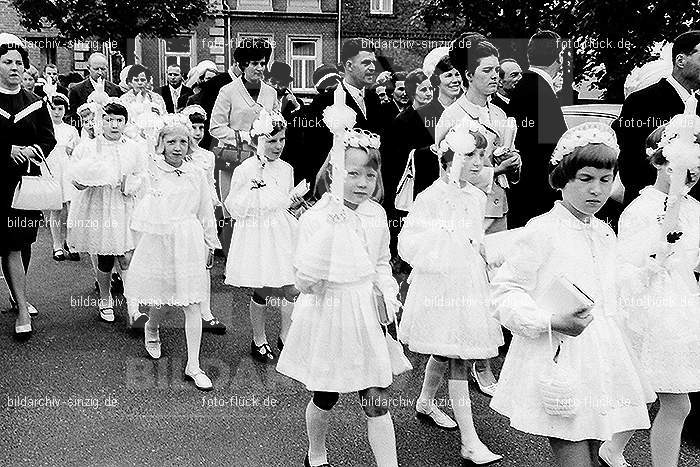 1967 Weißer Sonntag Kommunion in Sinzig St. Peter: WSSNKMSNSTPT-009983