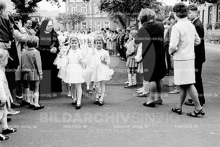 1967 Weißer Sonntag Kommunion in Sinzig St. Peter: WSSNKMSNSTPT-009990
